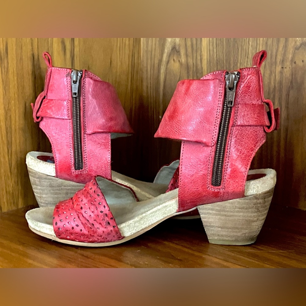 EUC DKODE Reece Perforated Leather Ankle Zip Wooden Block Heel Sandals 38 Red